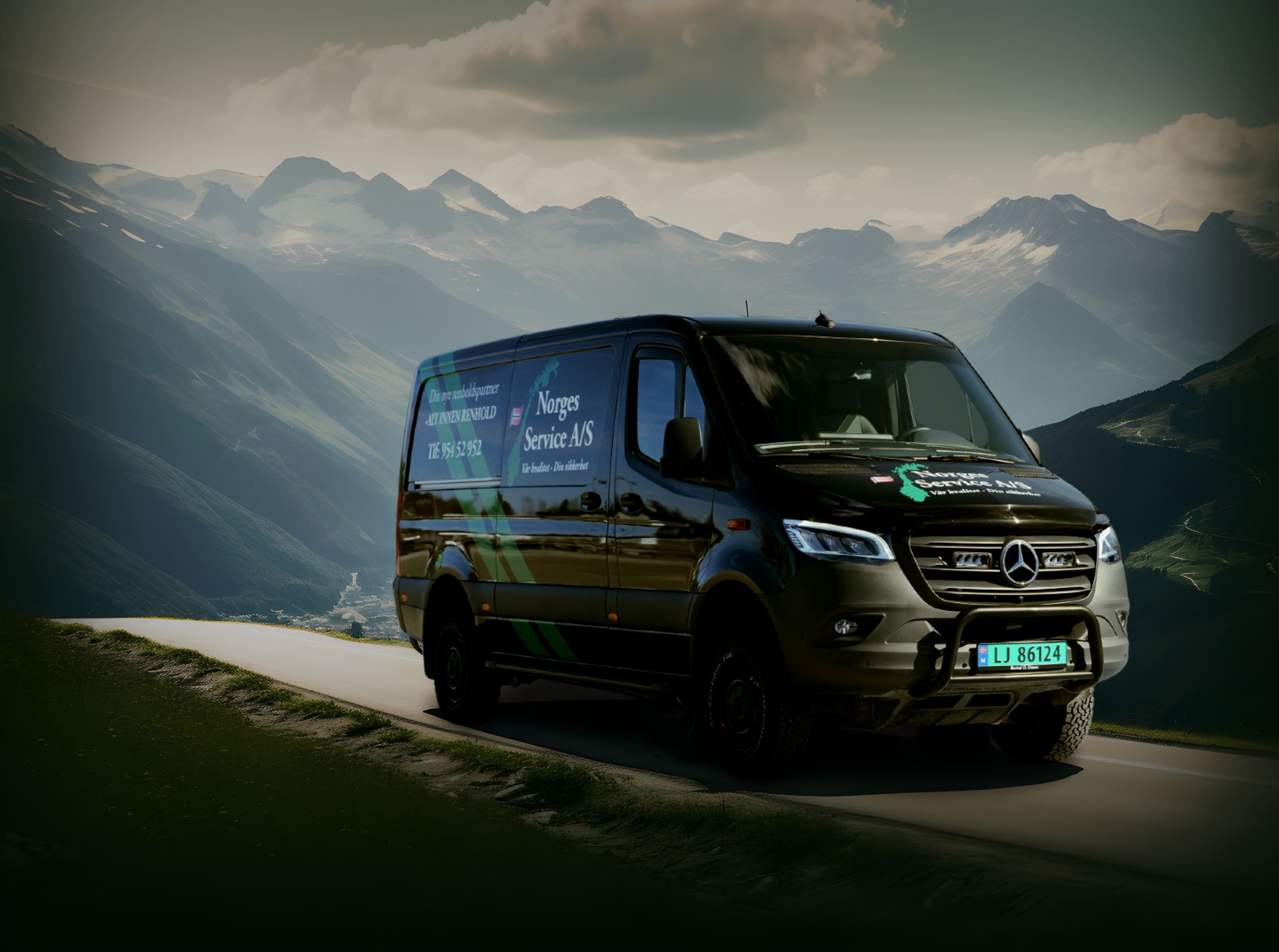 Norges Service AS sin svarte Mercedes-servicebil parkert på en fjellvei med snødekte topper og en dal i bakgrunnen